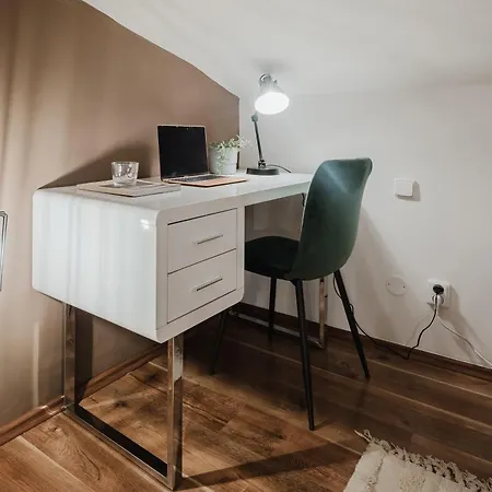 Days - Loft-style 1bdr - Workspace - Location Prag